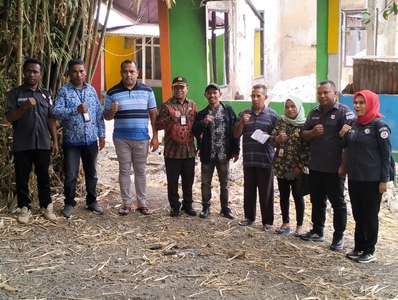 Bawaslu dan Panwascam se-Kota Tual Santuni Korban Kebakaran di Wearhir