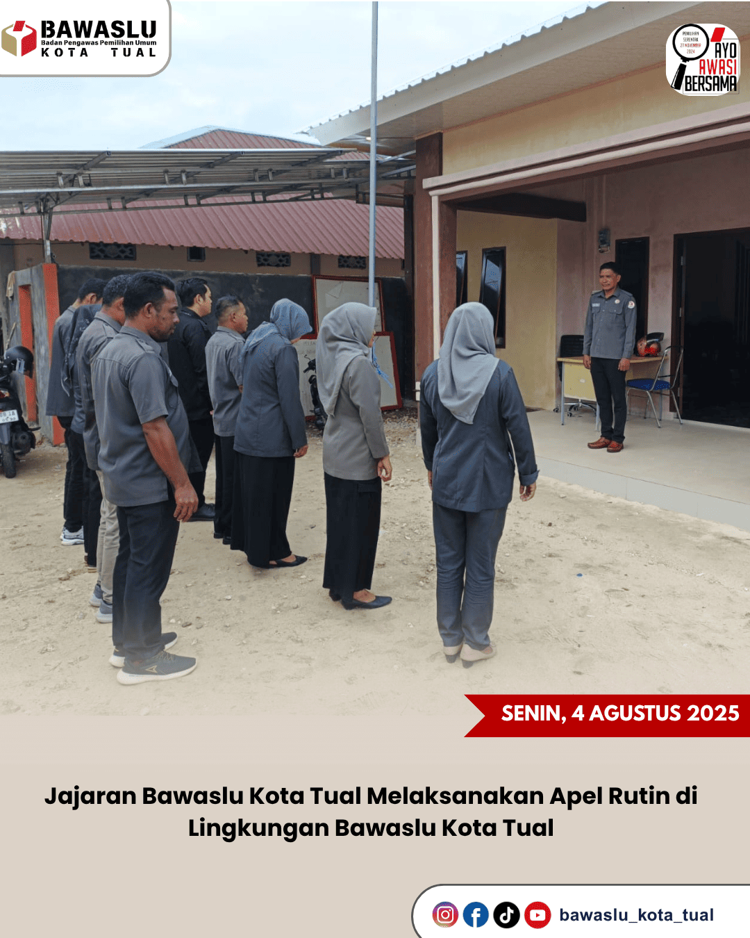 suasana apel pagi rutin di lingkungan kantor Bawaslu Kota Tual pada hari Senin, 4 Agustus 2025. Tampak jajaran pegawai Bawaslu Kota Tual mengenakan seragam dinas abu-abu, berdiri tegap dalam barisan di halaman kantor. 
