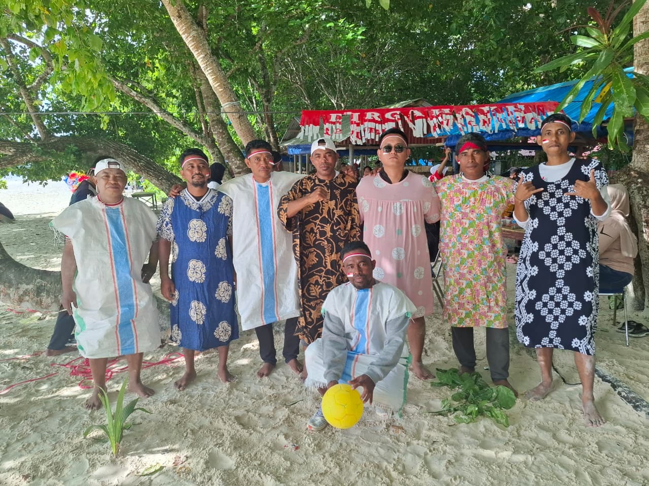 Bawaslu Tual Menyelenggarakan Perlombaan Kemerdekaan Indonesia di Pantai Ngurbloat