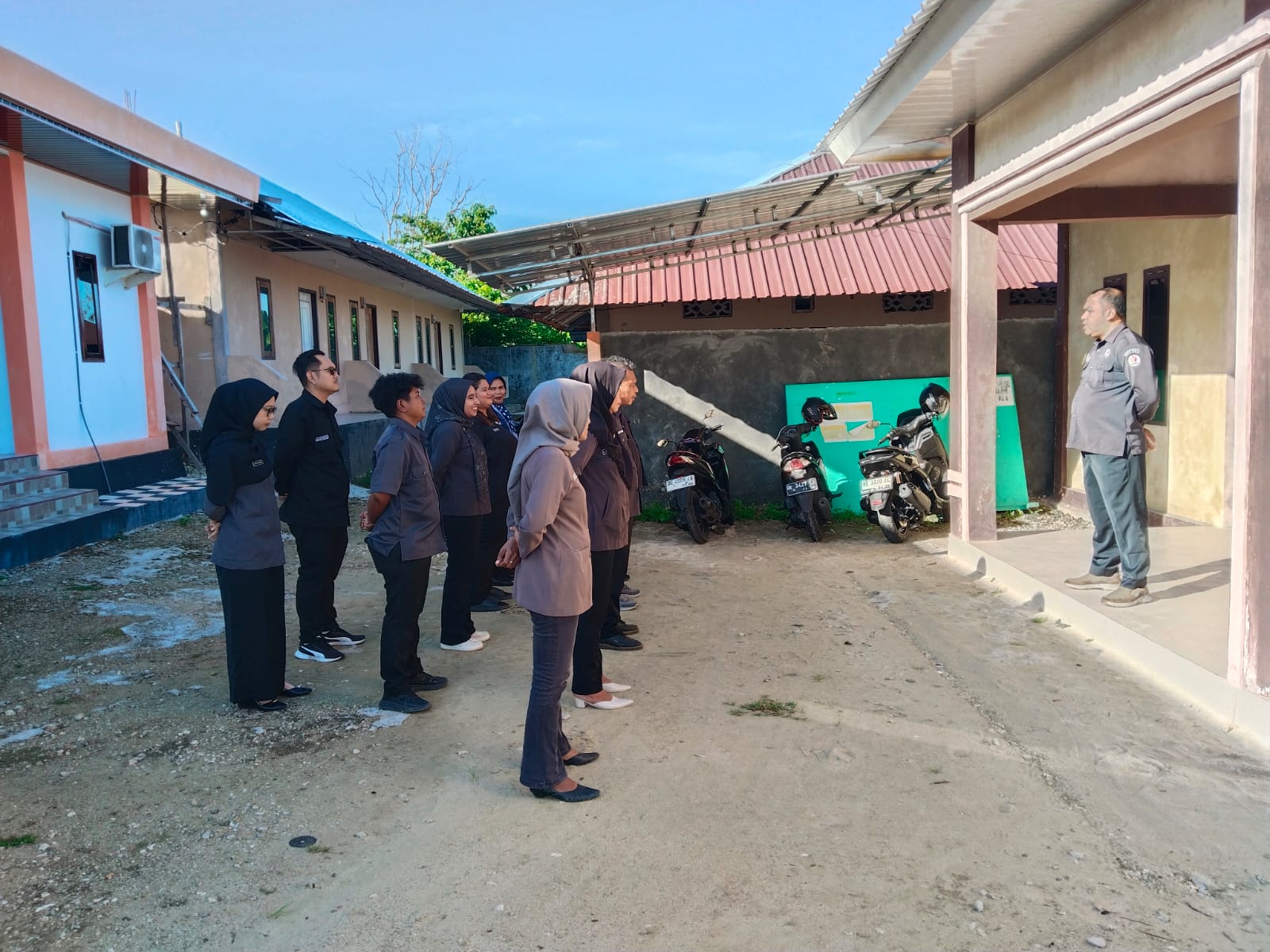 Apel Pagi Bawaslu Kota Tual Perkuat Komitmen Tingkatkan Kinerja Pegawai