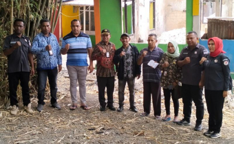 Bawaslu dan Panwascam se-Kota Tual Santuni Korban Kebakaran di Wearhir