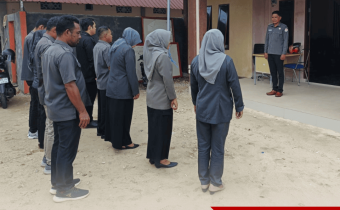 suasana apel pagi rutin di lingkungan kantor Bawaslu Kota Tual pada hari Senin, 4 Agustus 2025. Tampak jajaran pegawai Bawaslu Kota Tual mengenakan seragam dinas abu-abu, berdiri tegap dalam barisan di halaman kantor. 